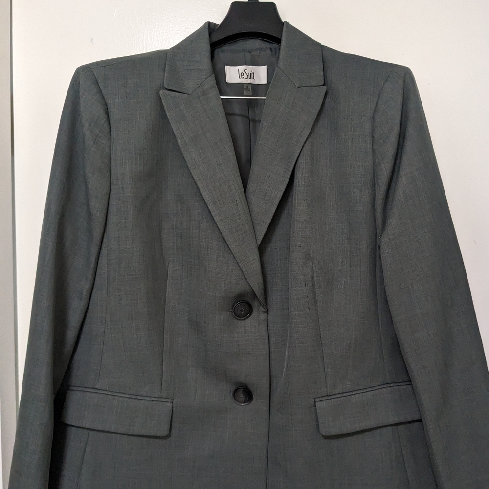 Le Suit 2 Piece Pant Suit - Size 18